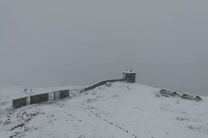 Літній сніг на Закарпатті: рятувальники прийшли на допомогу туристам