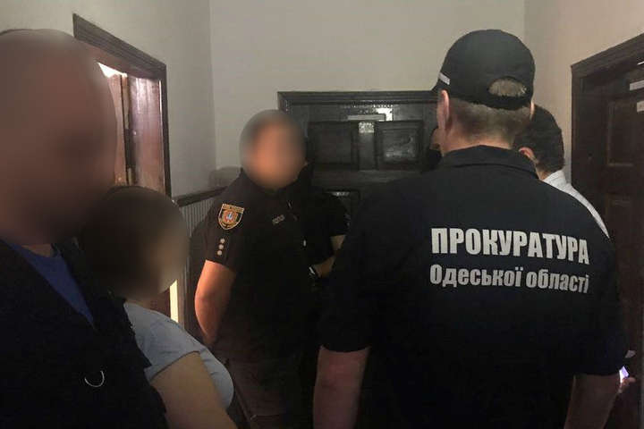 На Одещині поліцейський попався на хабарі $3 тисячі