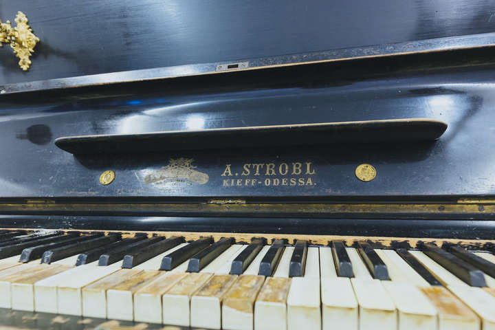 Піаніно Леонтовича помирає: легендарний інструмент їсть шашіль