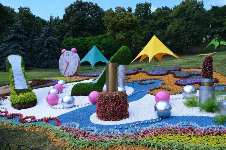 «Велетенську» виставку квітів у Києві відвідала рекордна кількість людей