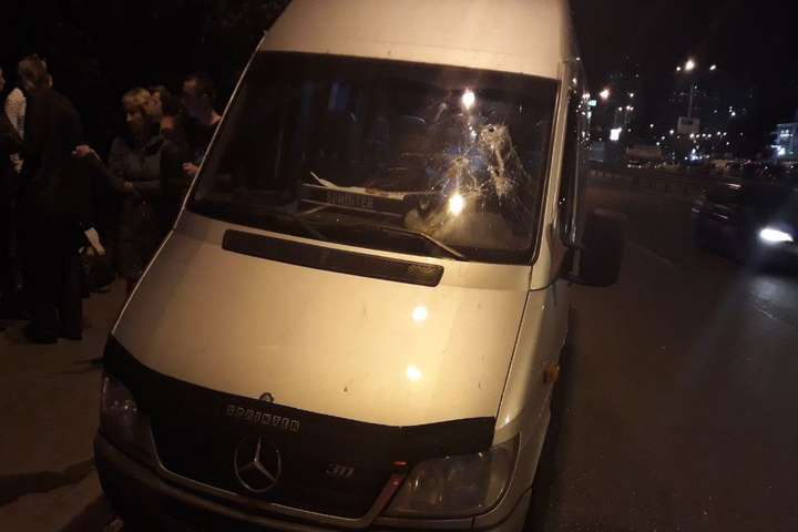 Поліція заперечила стрілянину по мікроавтобусу в Києві