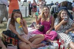 Дуже багато алкоголю та п'яних дівчат. Як британські пані на іподромі відзначили День леді