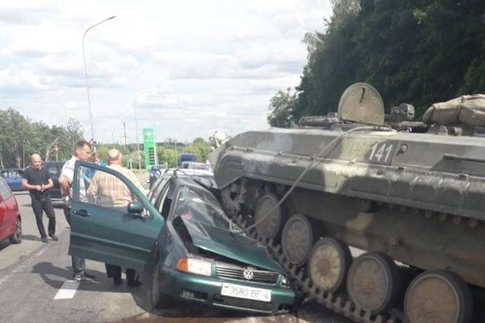 У Білорусі бойова машина піхоти розчавила автомобіль: фото, відео