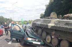 У Білорусі бойова машина піхоти розчавила автомобіль: фото, відео