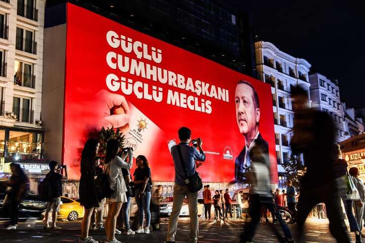 У Туреччині проходять дострокові президентські і парламентські вибори