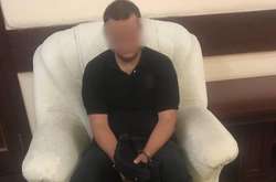 Шахраю, що втік з-під варти у Києві, допоміг конвоїр. Його затримано