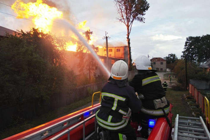 На Тернопільщині загасили масштабну пожежу на спиртовій базі