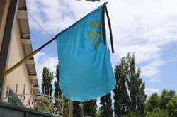 Односельці вивісили прапор кримськотатарського народу з траурною стрічкою