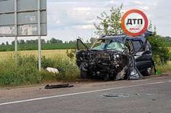 Біля Борисполя легковий автомобіль Toyota врізався у дві фури