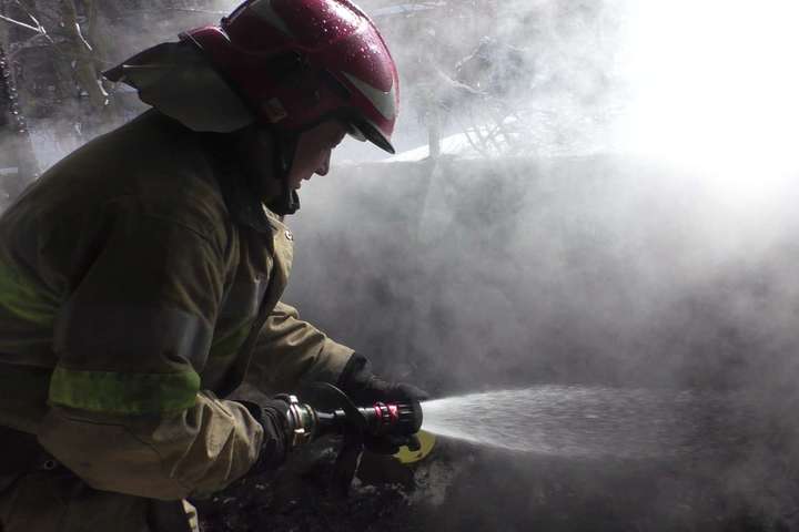 Під час пожежі у Києві врятовано двох людей та вісьмох евакуйовано
