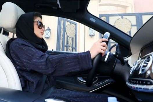 В Саудовской Аравии женщины официально получили право водить машину