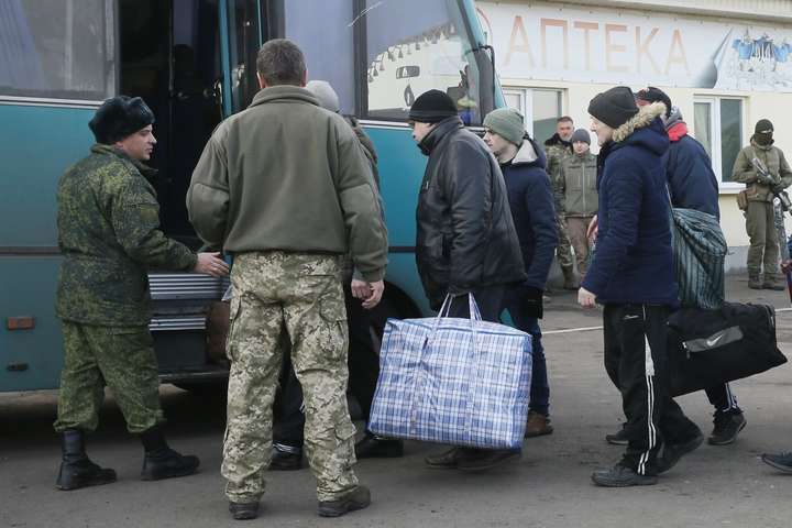 «Табори смерті» на Донбасі: СБУ презентувала свідчення 435 бранців терористів