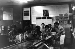 Уникальные снимки нью-йоркского бармена, который 10 лет фотографировал своих клиентов