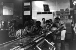 Унікальні ретросвітлини нью-йоркського бармена, який 10 років фотографував своїх клієнтів