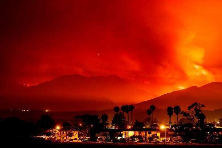 У Каліфорнії масово евакуюють людей через сильні лісові пожежі