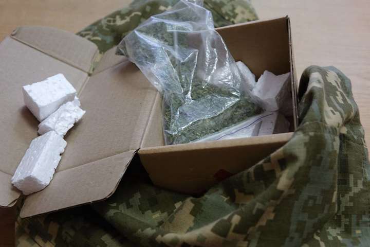 Військовому намагалися передати наркотики через службу доставки