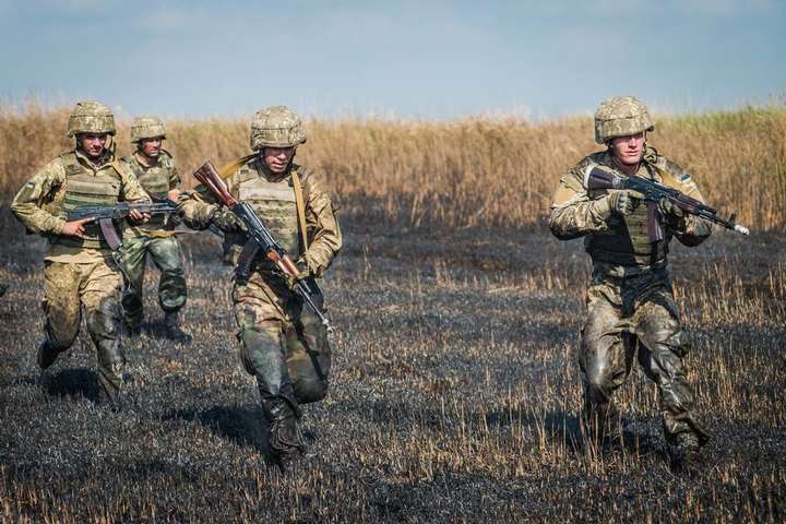 Бойовики активізували обстріли на Донбасі, є поранений боєць