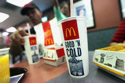 McDonald's та Starbucks оштрафували в Індії через використання пластику
