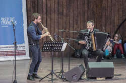 Дует Еміля Парізьєна (саксофон) і Венсана Пейрані (акордеон)