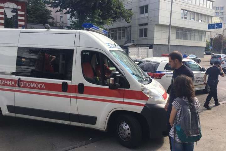 У центрі Києва знайшли чоловіка із закривавленою шиєю