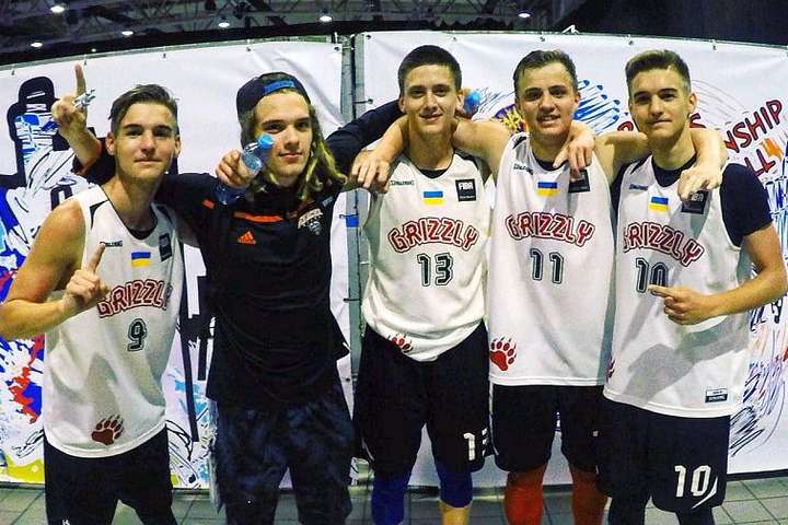 Українські баскетболісти 3х3 успішно вийшли у плей-офф чемпіонату світу серед школярів