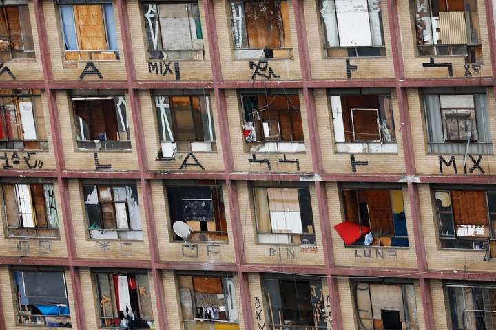 Майже 500 родин живуть в будівлі занедбаної швейної фабрики. Депресивні фото з Бразилії