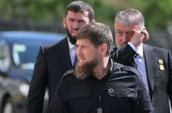  Кадыров с депутатом Государственной думы Адамом Делимхановым и спикером чеченского парламента Магомедом Даудовым 