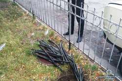 Зловмисник забрався до колодязя, вирізав звідти кабель та збирався його вантажити до автівки