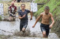 По шею в грязи и под колючей проволокой. Курьезные фото с необычного забега в Венгрии