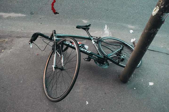 Помер велосипедист, якого у неділю в Києві збила автівка