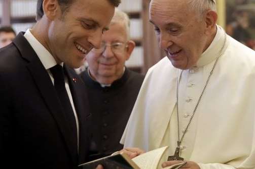 Папа Римський і президент Франції провели незвично довгу зустріч