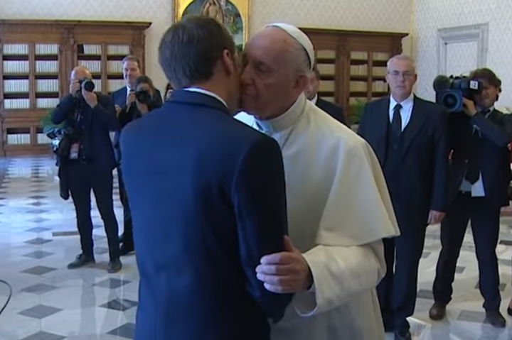 Палкий поцілунок та міцні обійми. Як пройшла зустріч Папи Римського та Еманнуеля Макрона