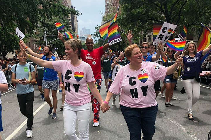 <span>Синтия Никсон на ЛГБТ- параде</span> - Pride Parade 2018: Леди Гага, Хайди Клум и Синтия Никсон на улицах Нью-Йорка