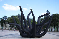 У центрі Києва з’явилися гігантські щупальця (фото)