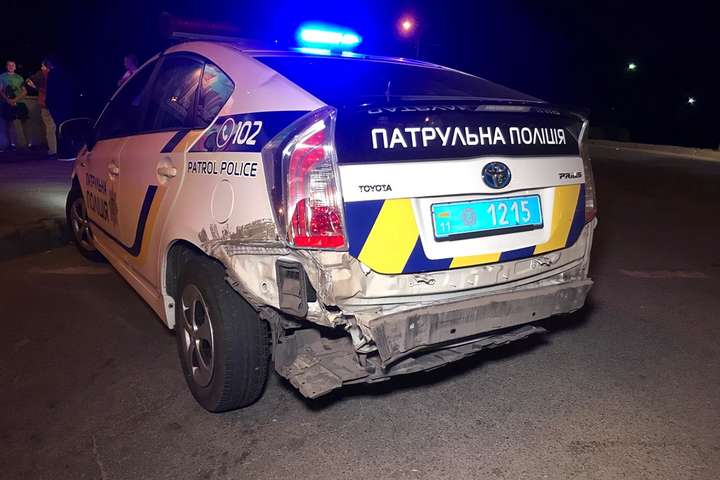 У Києві на Троєщині сталася ДТП за участю поліцейського авто (фото, відео)