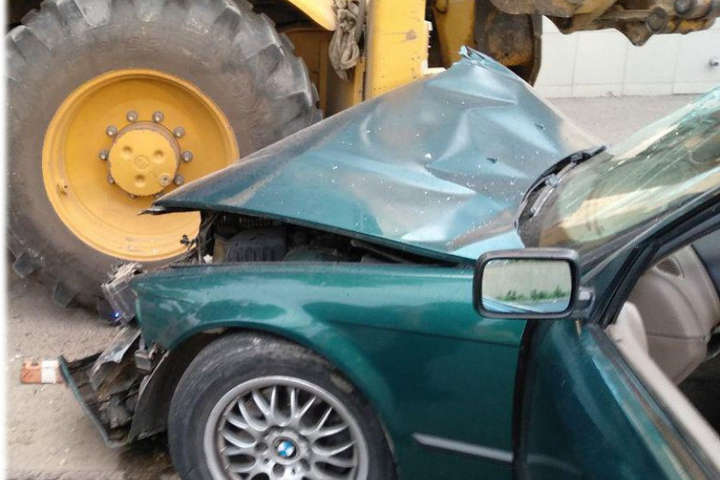 П'яний водій BMW протаранив трактор: постраждали чотири людини