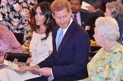 Меган Маркл покорила стильным пудровым луком на вручении наград Young Leader Award