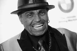 Помер батько Майкла Джексона