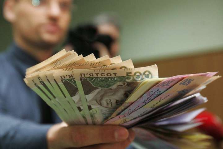 Середня зарплата українців у травні зросла до 8,7 тис. грн