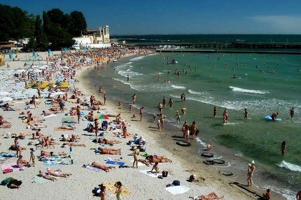 В Одесі піщані ділянки пляжів звільняють від торгових павільйонів і об`єктів харчування