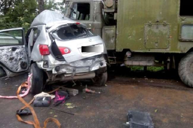 На Тернопільщині військова вантажівка протаранила легковик