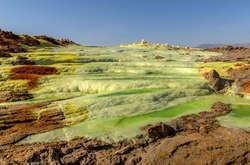 Фантастичні фото кислотних озер в африканській пустелі