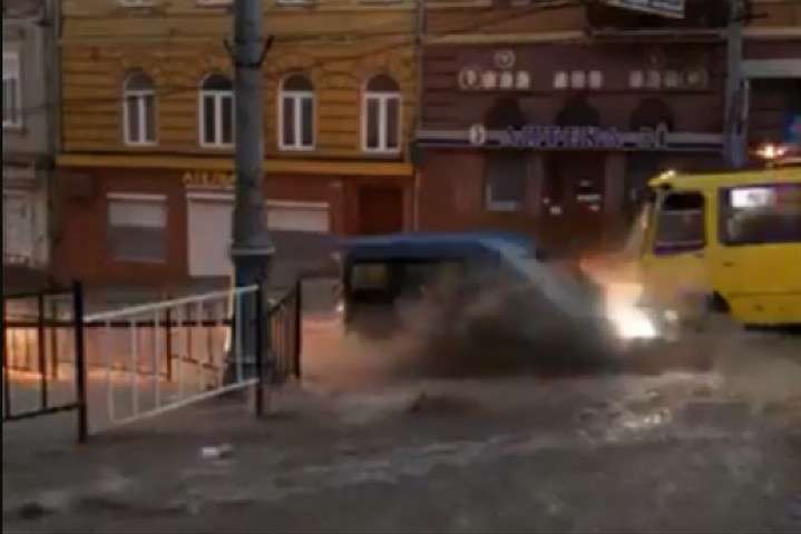 Злива у Чернівцях: частина міста без електрики, підтоплено десятки вулиць