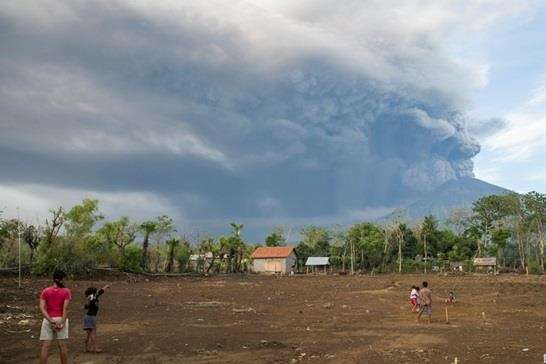 На Балі прокинувся вулкан Агунг, аеропорт закрили 