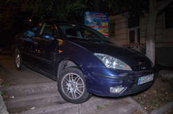 Ford Focus повис на сходинках тротуару