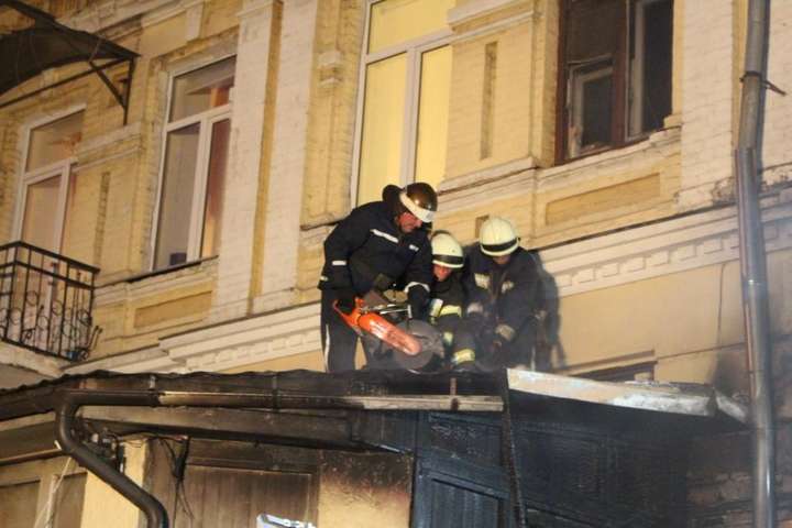 Велика пожежа на Подолі: вогонь з недіючої будівлі перекинувся на житловий будинок