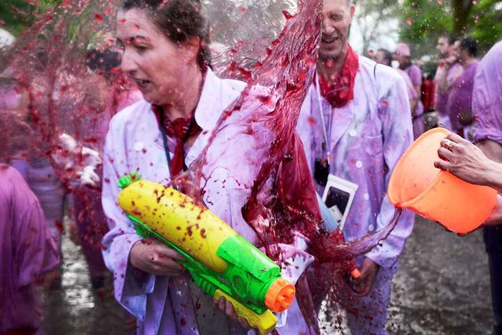 В Іспанії сотні людей розважалися, обливаючи одне одного вином (фото)
