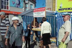 На Вінниччині подружжя створило прилавок з безкоштовним хлібом для пенсіонерів