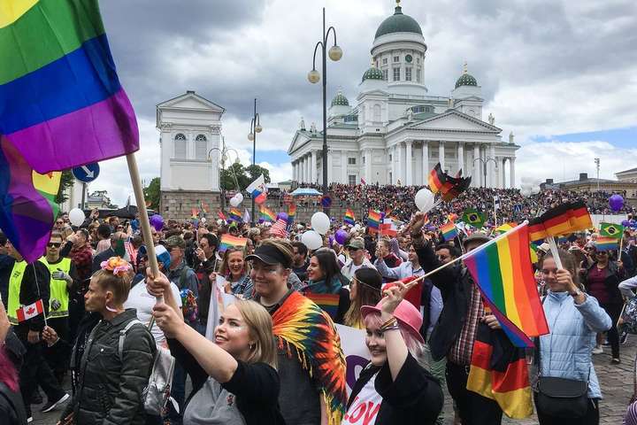 Понад 100 тисяч людей вийшли на ЛГБТ-прайд у Гельсінкі
