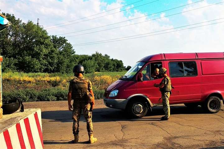 На блокпосту поблизу Авдіївки військові затримали підозрюваного у вбивстві